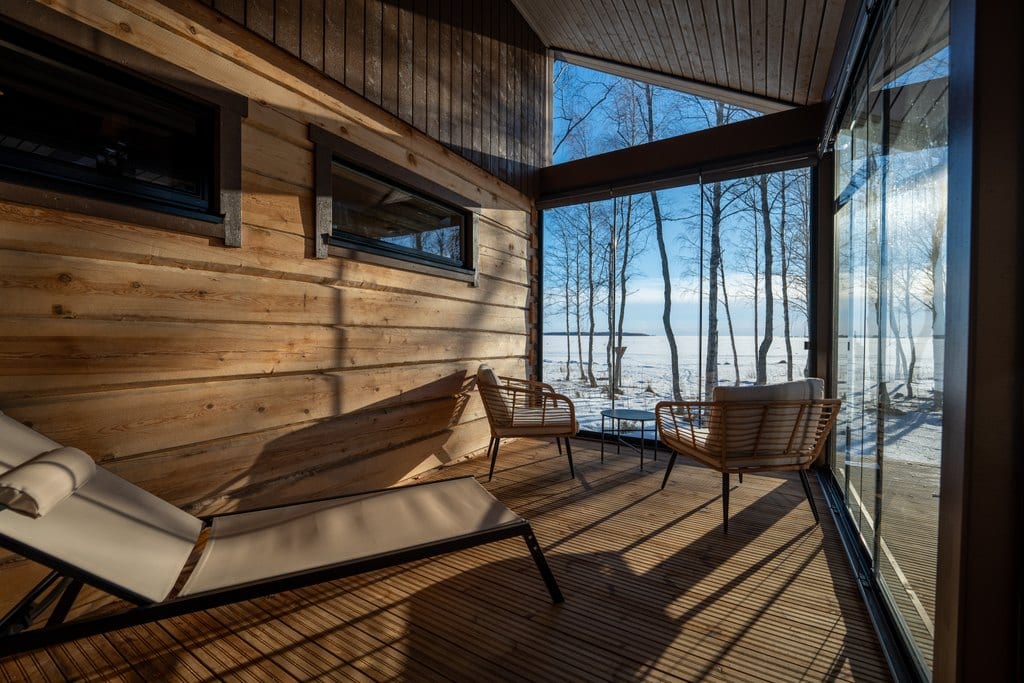 Glazed terrace with a lounger and a view over the ice