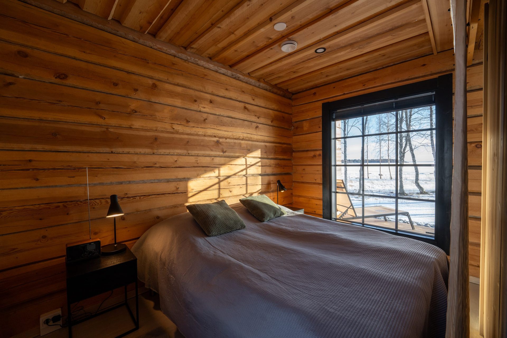 Uitto bedroom with a double bed and a view of snow