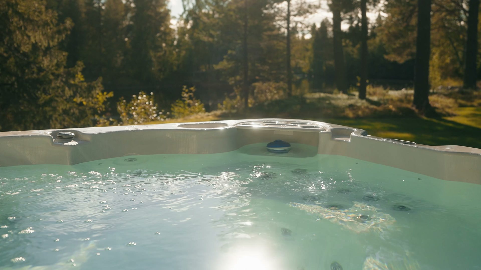 Outdoor jacuzzi at the edge of the forest