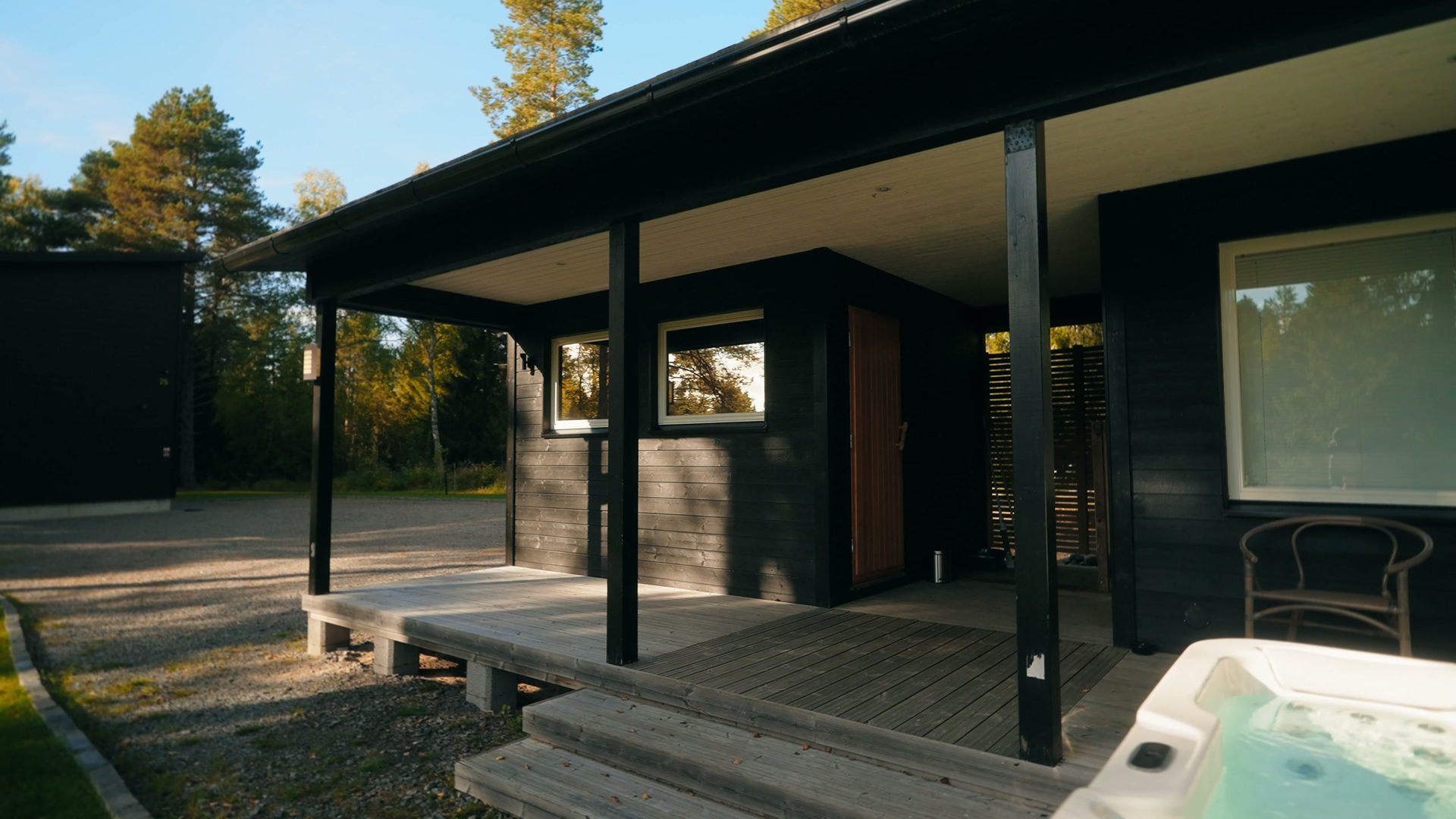 Covered porch and jacuzzi in front of the cottage
