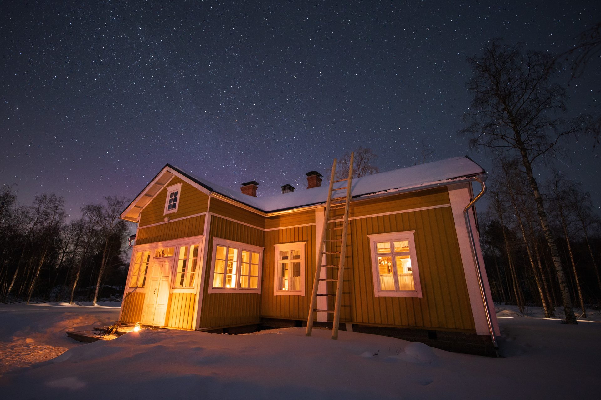 Pauhu under a starry winter sky