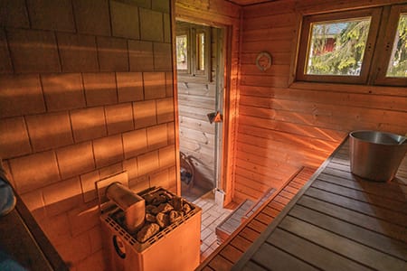 Uoman sauna, kiuas ja ikkuna pihalle